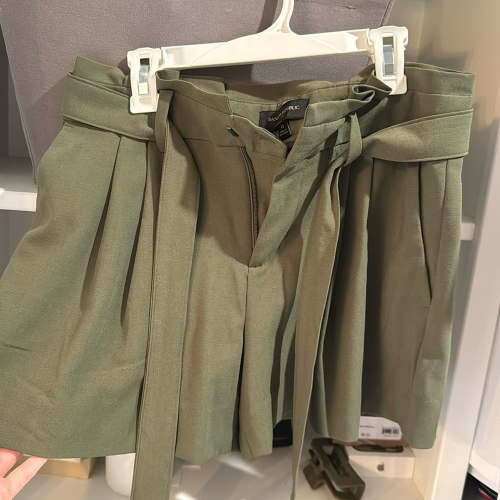 Like new drawstring short. Banana Republic size 0